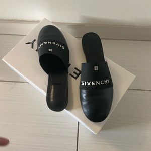 Brand new only wore once bought it on the go needed shoes to wear that day.